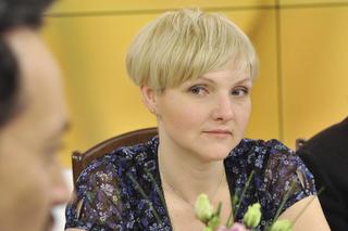 Widzowie pokochali ją za rolę Barbary Nocul w serialu Ojciec Mateusz. Tak na przestrzeni lat zmieniła się Ewa Bułhak. Totalna metamorfoza!