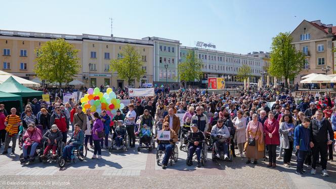 Marsz Godności Osób Niepełnosprawnych w Białymstoku. Ponad tysiąc osób przeszło ulicami miasta