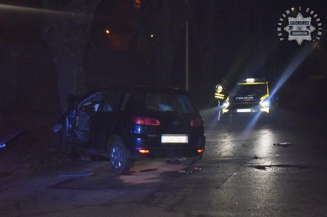 Groźny wypadek w Zawierciu. Samochód roztrzaskał się w drzewo. W środku uwięzione były dwie osoby