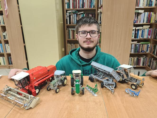 Tryńcza. Wojtek  tworzy modele maszyn rolniczych z PRL-u [Zdjęcia]