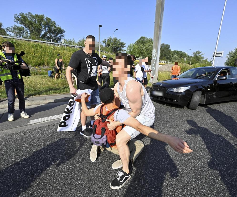  Aktywiści z Ostatniego Pokolenia sparaliżowali ruch. Kierowcy: Ktoś powinien zrobić z nimi porządek!