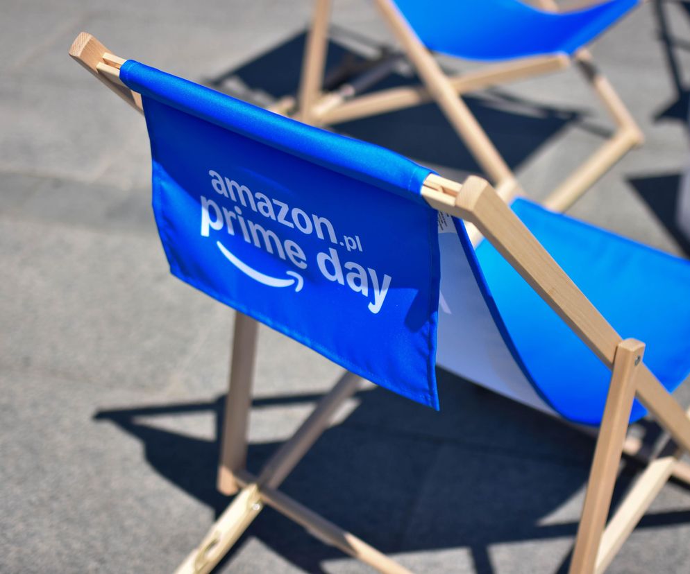 Niebieski leżak z drewnianym stelażem, z wyraźnym białym logo amazon.pl prime day na oparciu, symbolizuje relaks i planowane zakupy online. Zdjęcie w kontekście artykułu o Prime Day na naszym portalu, gdzie polscy klienci strategicznie podchodzą do promocji.