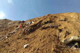 śmieci na terenie wyrobiska w Olszewicach