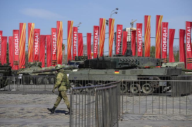 Zdobyte czołgi Leopard 2 i Abrams w Moskwie 