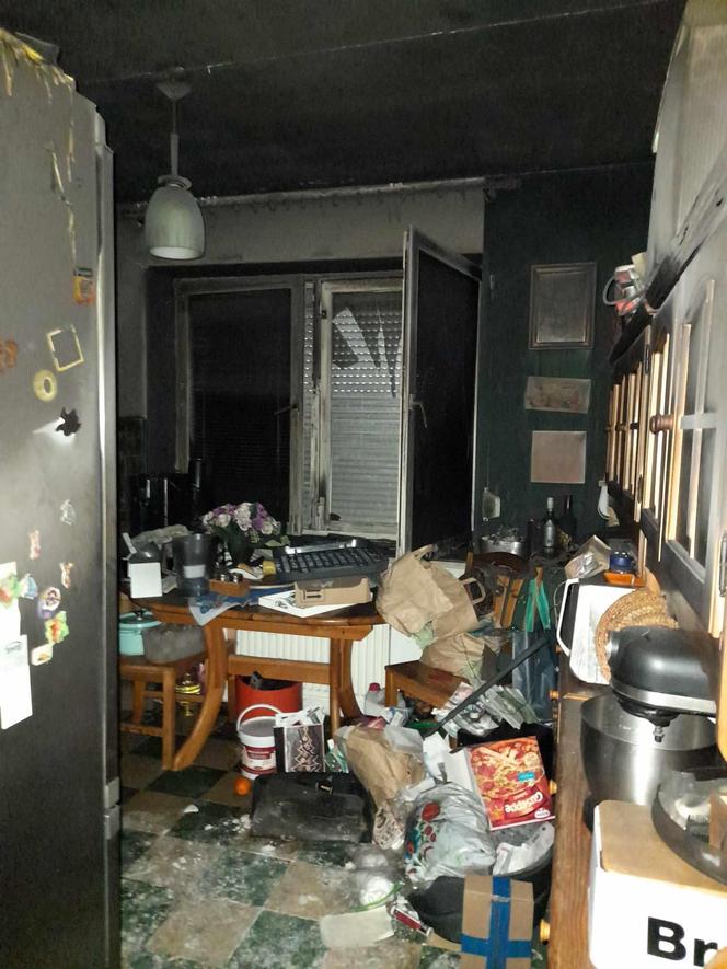 Spaliło się mieszkanie schorowanej pani Agnieszki i jej syna. Nie mają nic, śpią u sąsiadki 