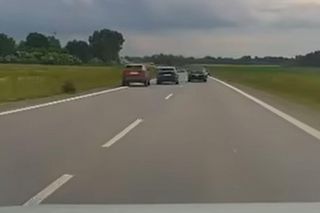 Wschodnia Obwodnica Wrocławia. Kierowca staranował Skodę do rowu i uciekł