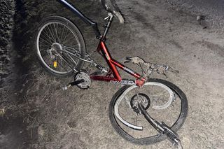  Pijany kierowca potrącił rowerzystę. Rozerwał pękł na dwie części