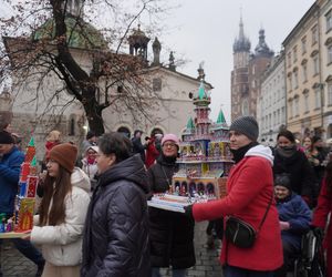 Wystawa szopek na Rynku Głównym w Krakowie przed 82. edycją konkursu