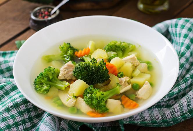 Zupa jarzynowa z kurczakiem, brokułami i kalafiorem: przepis na jarzynową 