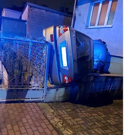 Pułtusk. Fruwające auto?! Honda wyleciała w górę i wylądowała na prywatnej posesji [ZDJĘCIA]