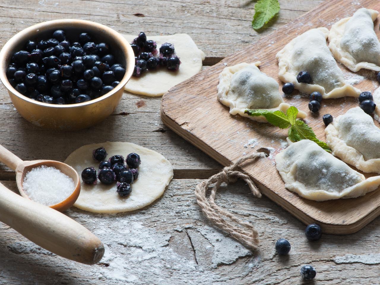 Naprostsze pierogi z jagodami - pyszne danie na obiad lub podwieczorek