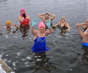 Fanów zimnych kąpieli nie brakuje! Morsomikołaje 2023 w Zalewie Zemborzyckim w Lublinie
