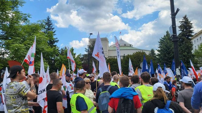 Protest hutników w Warszawie. Idą od Sejmu do Kancelarii Premiera