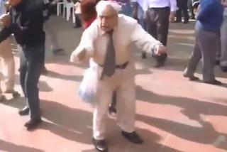 Dziadek tańczy z kulami