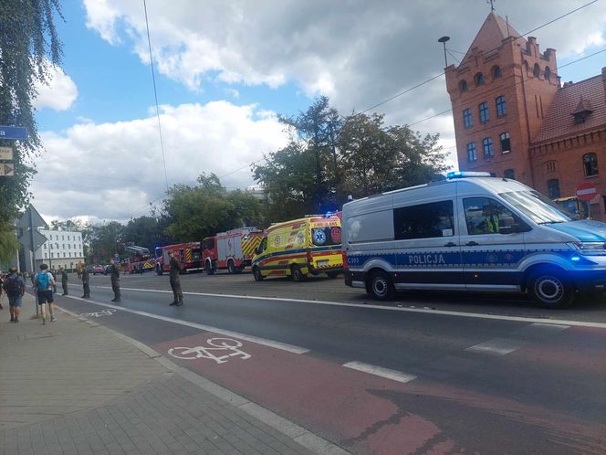 Kłęby czarnego dymu nad Toruniem. Pożar w centrum miasta
