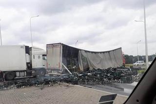 Wypadek w Żorach na DW 935 teraz! Piwo wyleciało z ciężarówki, są utrudnienia! [ZDJĘCIA]