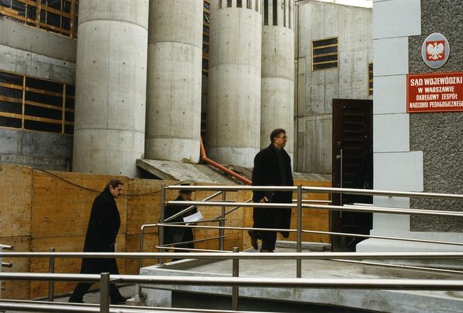 Od lewej: jurorzy Marek Mikos, Stanisław Fiszer, Jacek Cybis ogladają modernizację Szarej Willi