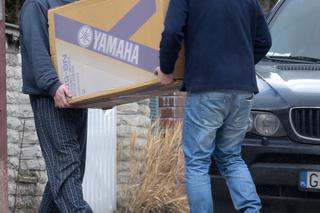 Na piżamę włożył bluzę