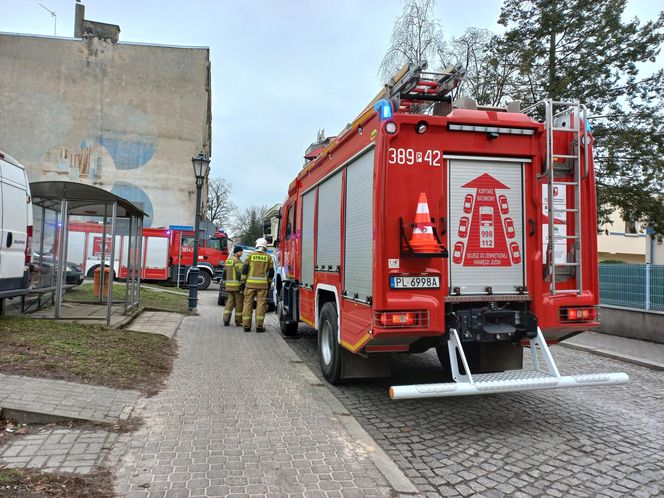 Pożar w kamienicy w Lesznie. Strażacy wynosili sadzę z komina wiadrami 