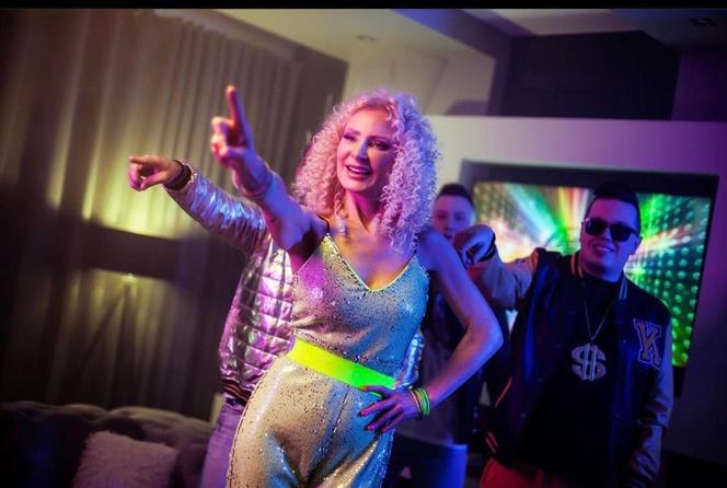 Elwira Mejk niczym Kylie Minogue kusi zdjęciem z wanny. Tak wokalistka zapowiada „Piękne czasy”
