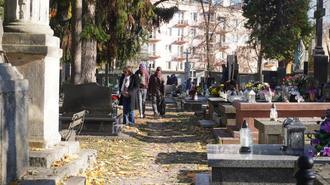 1 listopada na cmentarzu przy ul. Lipowej w Lublinie. Mieszkańcy odwiedzają groby swoich bliskich