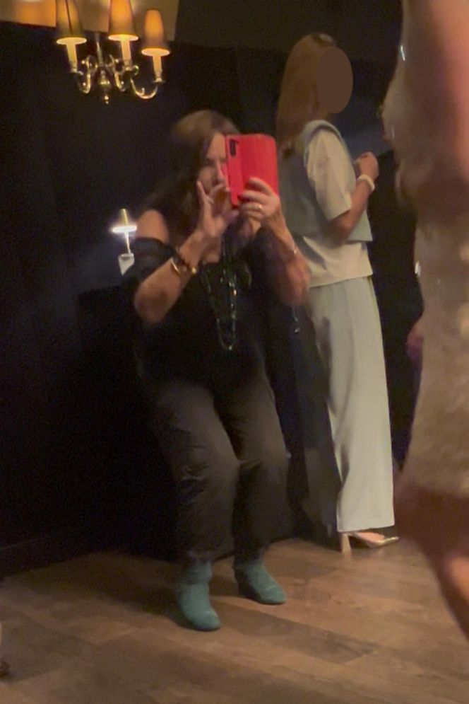 Agnieszka Perepeczko je, pije i tańcuje w środku nocy