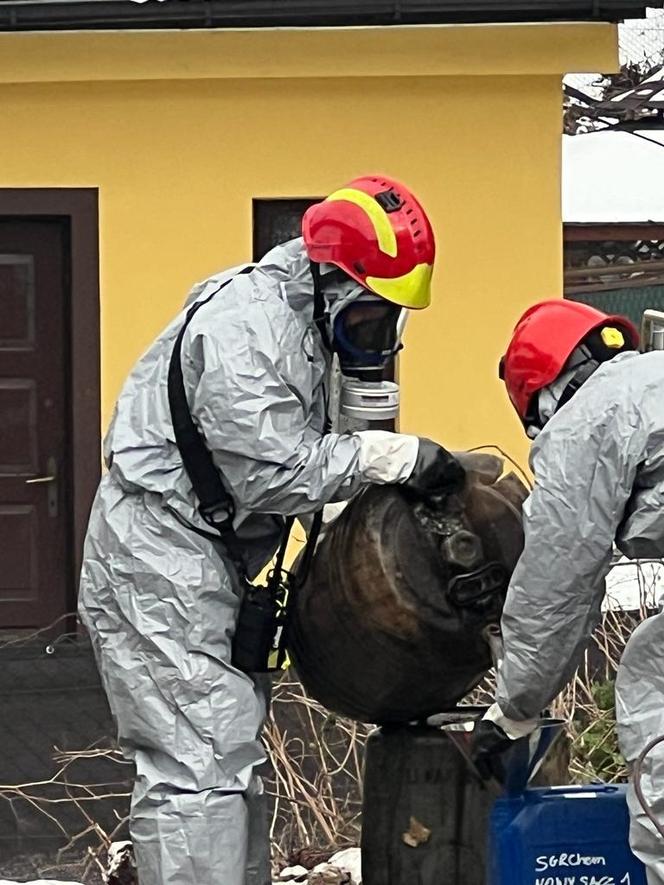 Tajemnicze beczki w Rytrze.  W akcji strażacy z Nowego Sącza 