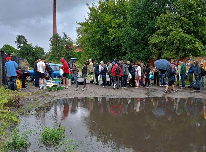 Niedaleko schroniska dla bezdomnych ustawia się kolejka głodnych. Karmi ich Fundacja Chlebek, twarożek i kiełbasa