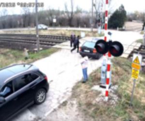 O krok od tragedii. Samochód zepsuł się im na przejeździe. LIczyły się sekundy