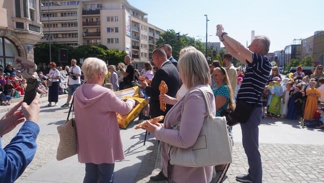  Dni Bajki 2024. W centrum Olsztyna zrobiło się bajkowo. Dzieci przejęły władzę nad miastem [ZDJĘCIA]