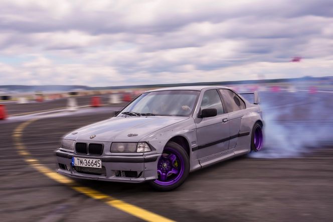 SkillZone Festiwal - motoryzacyjne emocje na lotnisku w Mielcu