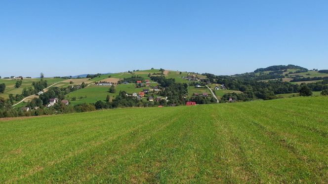 To jedna z najciekawszych wsi w Małopolsce. Jej nazwa jest owiana tajemnicą