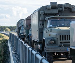 Kolumny wojskowe na polskich drogach. O tych sprawach muszą pamiętać kierowcy