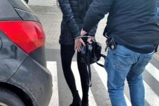 Wrocławianka zawisła na znaku drogowym 