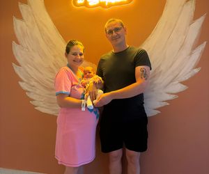 Policjanci uratowali mamę i jej nowo narodzoną córeczkę