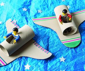 Projekty DIY – pomysły na zabawki z tekturowych rolek: eskadra samolotów