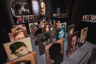 „Nasi chłopcy” budzą kontrowersje, ale frekwencja bije rekordy. Muzeum ujawnia liczby