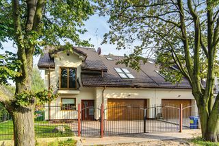 Jak zamontować kilka okien dachowych obok siebie? Poradnik
