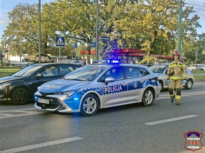 Tychy: 14-latka spowodowała wypadek drogowy jadąc na hulajnodze. Wpadła pod samochód