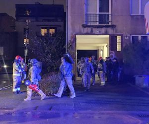 Furiat szalał na Mokotowie. Zrzucał meble na samochody