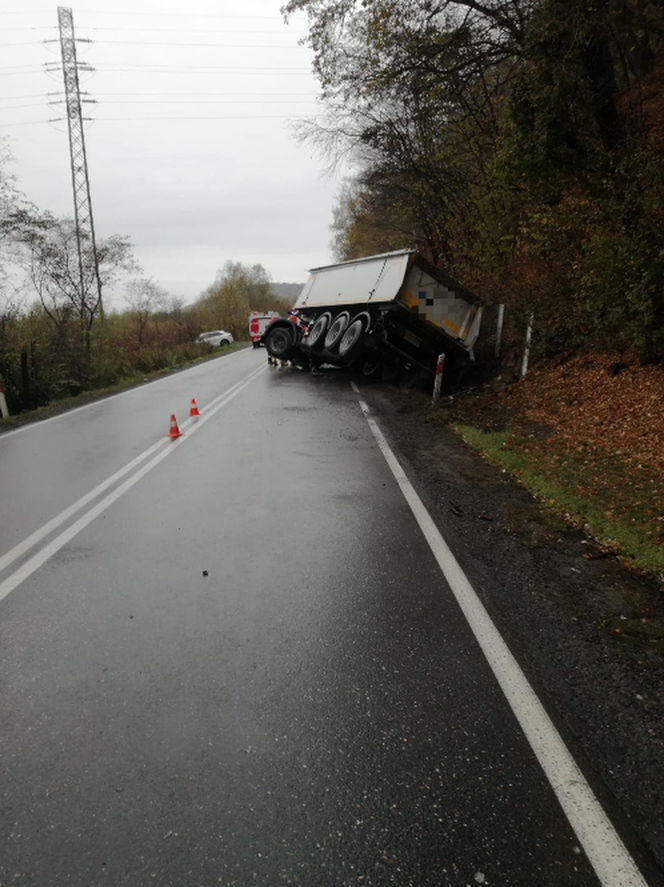 Rozpędzona naczepa pędziła wprost na osobówkę. Kierowca przeżył CHWILE GROZY!