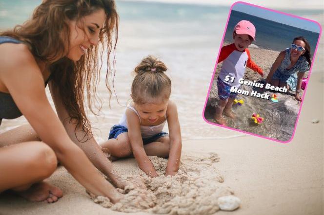 mama z córeczką na plaży kopią dołek w piasku