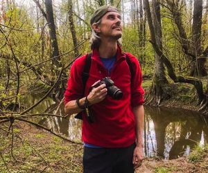 Zniknął po cichym rozwodzie z Chylińską. Tak dziś wygląda były mąż gwiazdy - Kris Krysiak