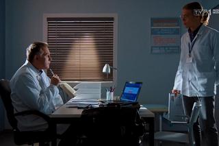 M jak miłość, odc. 1499. Artur Rogowski (Robert Moskwa), Maciej Kalicki (Aleksander Kaleta)