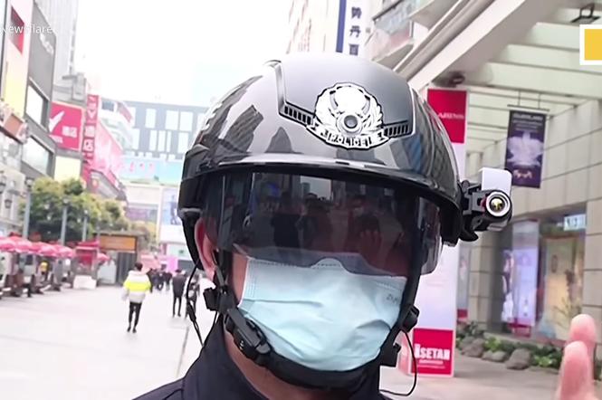 Chińska policja nosi hełmy, które mierzą temperaturę przechodniom