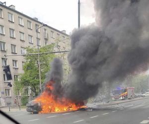 Autem elektrycznym huknął w słup, pojazdstanął w ogniu