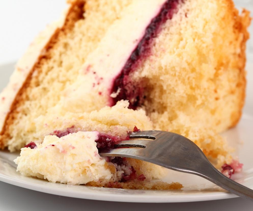 Puszysty biszkopt porzeczkowo-kremowy. Dzięki naszym wskazówkom zawsze się uda