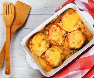 Schabowe pieczone pod pierzynką z zupy cebulowej i sera. Francuski patent na pyszne kotlety