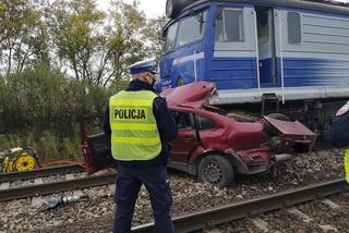 PRAŻKI: Wypadek na niestrzeżonym przejeździe. POCIĄG ZMIAŻDŻYŁ osobówkę. NIE ŻYJE dwóch mężczyzn [AKTUALIZACJA]