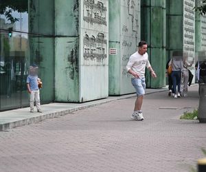 Filip Gurłacz na spacerze z żoną i synem. Nie zwalczył nałogu 